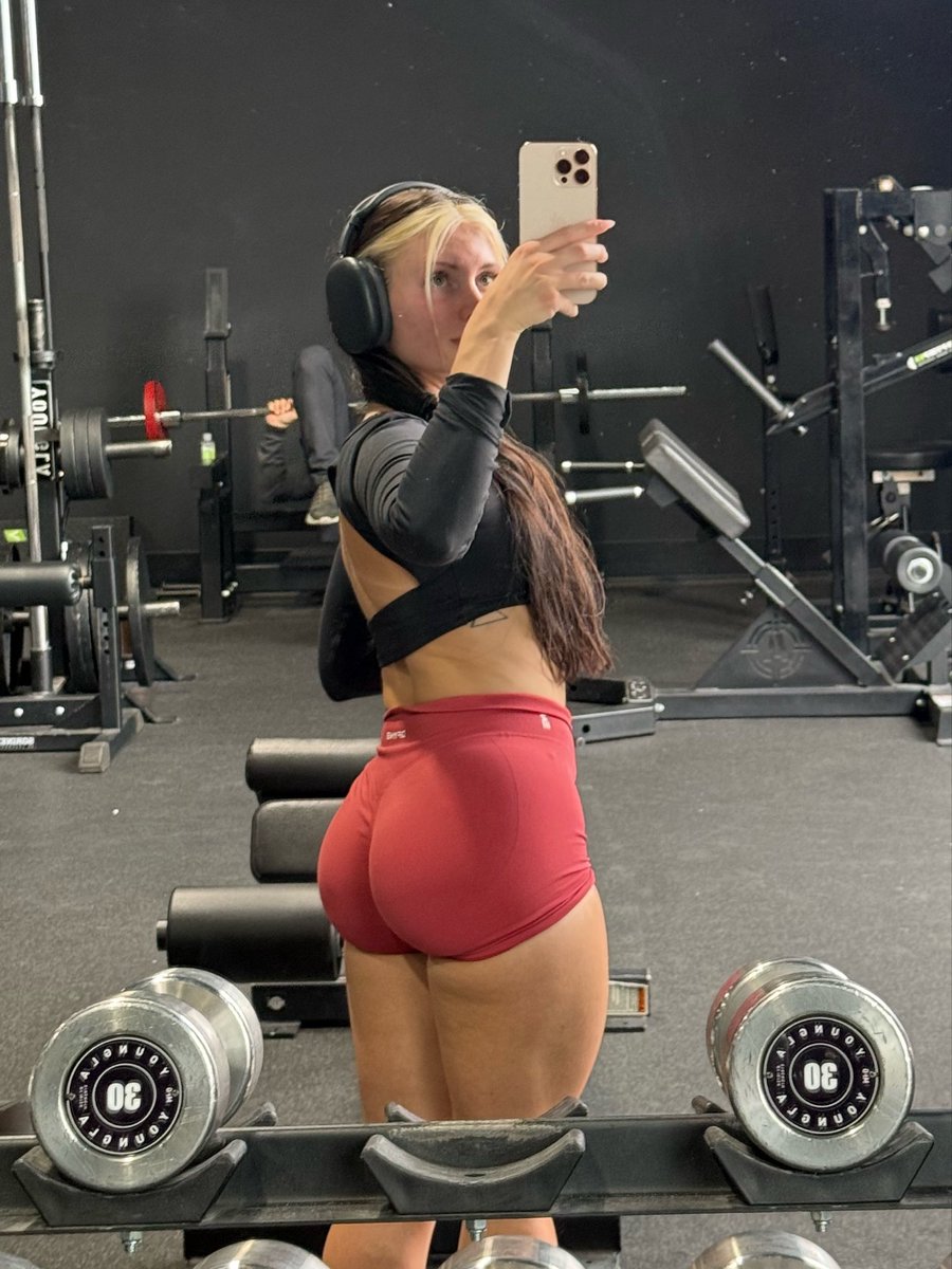 kayleefitt's tweet photo. leg day! https://t.co/1CY6EH8XyF