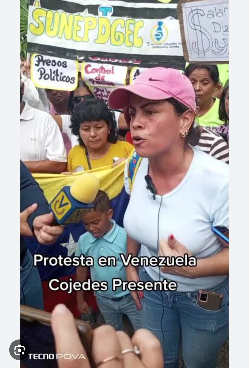 yeijeong_'s tweet photo. Quiero hacer una denuncia PÚBLICA y que se difunda esto en todos lados pq me indigna mucho esta mierda.

Acabo de ver un comentario de un desgraciado por aquí usando un video diciendo que los venezolanos estábamos quejándonos de la comida extranjera y exigiendo a México/Colombia pq de paso cambian el país en todos los post.

Este tiktok de este joven (foto izquierda) afirma que esta señora se queja de la comida y ayuda de México. Pero si ven bien el video es de una protesta en Venezuela. 

Cómo lo sé? Porque en el video real se ve el micrófono de un periodista de Venevision (canal de tv venezolano) además que atrás se habla de control de precios y presos políticos, y lo más importante dice SUNEP atrás que es el Sindicato Único Nacional de Empleados Públicos de Venezuela a lo que yo asumo es una protesta de hace años probablemente entre 2014 - 2017.

Me pregunto yo, que ganan con esto?
Quien está financionado estas campañas de odio en redes especialmente ahora?