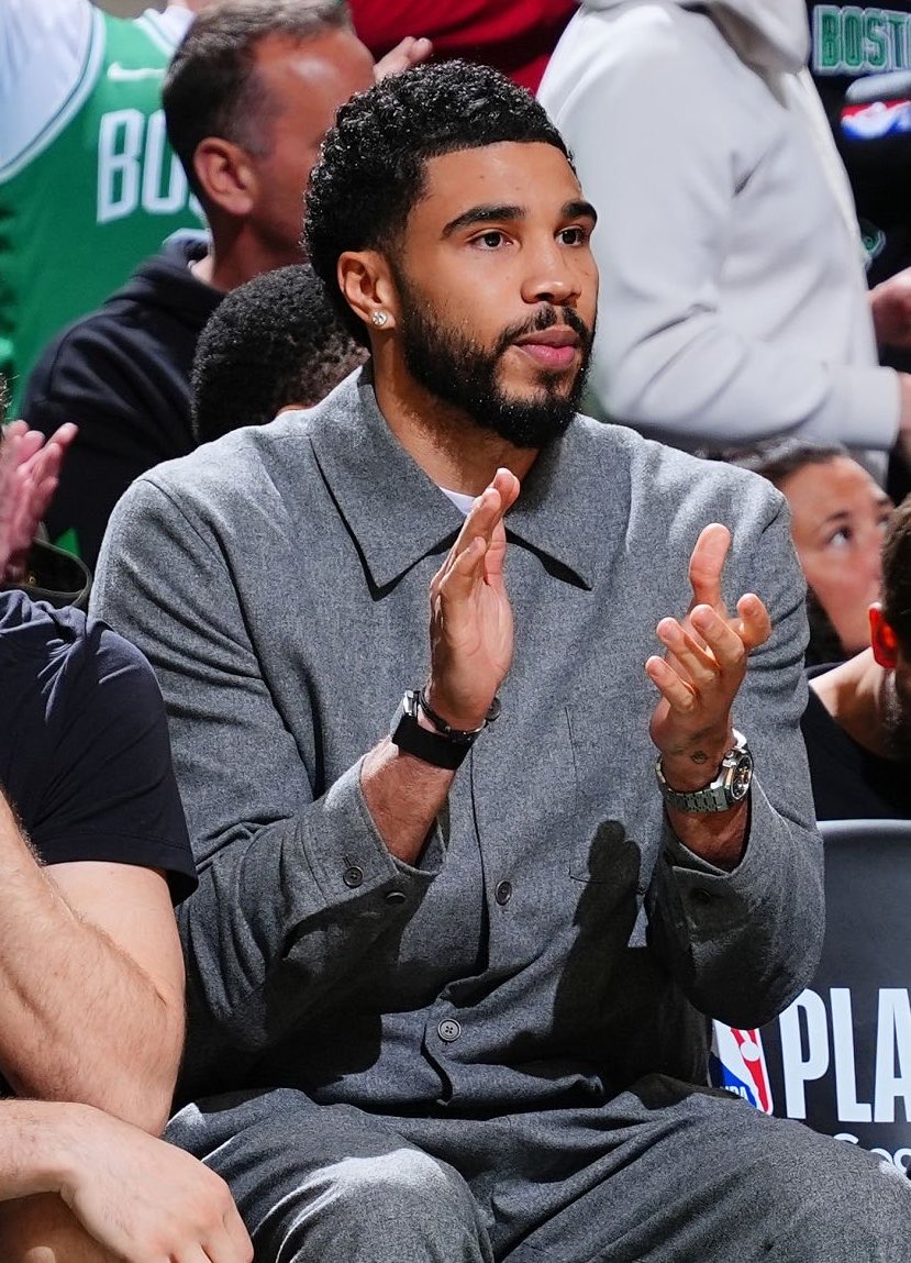 TheDunkCentral's tweet photo. Teams around the league have been calling the Celtics to inquire about trading for Jayson Tatum, per @ShamsCharania 

“The Celtics received calls on Jayson Tatum over the last couple of weeks. They shut those down completely, from my understanding. But when it came to Jaylen Brown, they were open to listening, and they have been for quite some time now.” 

(Via @GetUpESPN / h/t @RealGM )