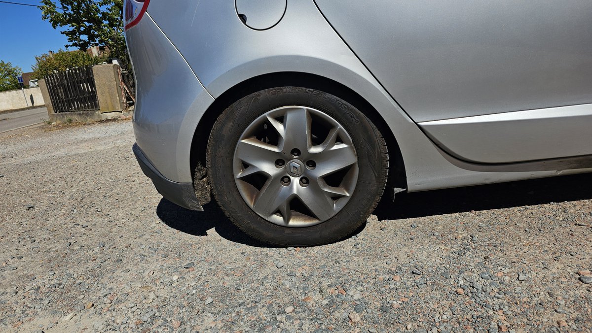 _Inforea's tweet photo. La récup' d'aujourd'hui était bien bien BIEN chargée... Le Scenic a donc un coffre d'une contenance de 23 HP Z420 et 2 Z440 🤣 https://t.co/B9s2JLvel0