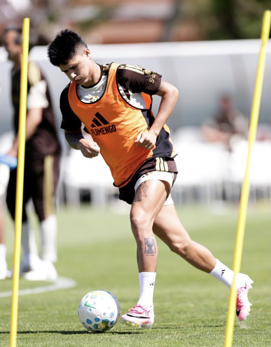 futebol_info's tweet photo. Luiz Araújo está na mira do futebol árabe e recebeu proposta, mas o Flamengo descartou uma venda agora.

A comissão técnica considera o atacante importante para o elenco e não quer perdê-lo.

O Cruzeiro é outro interessado, mas o Fla não deseja fortalecer um concorrente direto. Os times vão se enfrentar nas oitavas de final da Libertadores.

🗞️ @geglobo 
📸 Gilvan de Souza/CRF