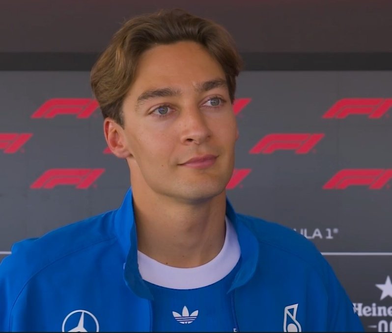 inforussellbr's tweet photo. 🗣️ | George Russell comentou sobre o sentimento após vencer o GP da Áustria:

"As últimas duas semanas foram um período em que aprendi muita coisa sobre o que preciso do carro. Foi muito bom entender exatamente do que preciso e como talvez eu tenha que mudar meu estilo de pilotagem, colocar isso em prática e, logo na primeira vez tentando essa nova abordagem, vencer a corrida. Isso foi realmente muito positivo." 

"Normalmente a Áustria, com pouca aderência, muito calor e alto desgaste dos pneus traseiros, não reúne as condições de que eu costumo gostar. Mas vencer foi ótimo, foi um passo importante à frente, e agora sinto que posso começar a construir em cima disso e continuar evoluindo."

#BritishGP 🇬🇧