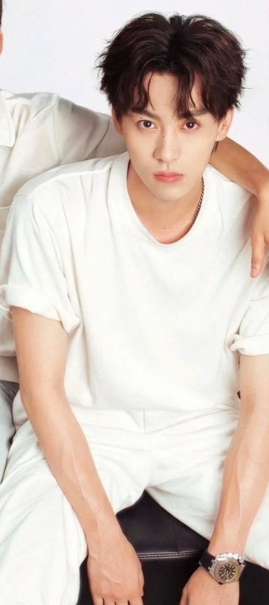 FifiWen0610's tweet photo. His innocent little face and those bulging veins on his arms are just killing me. I can't resist this temptation - my husband is so gorgeous https://t.co/V8V3Mlu2Mg
