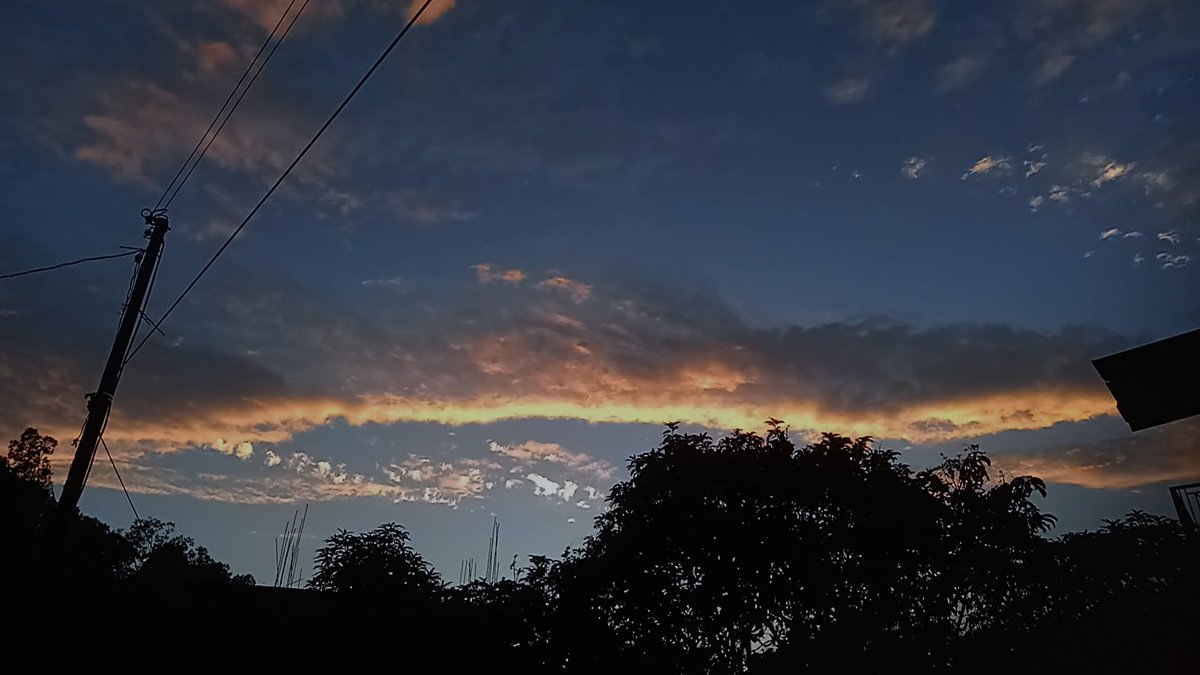 chaandbaarish's tweet photo. The privilege of living at places where sunsets after heavy rainfall look exactly like this 🤌🏻🧡🍂 https://t.co/lfeVViPdZh