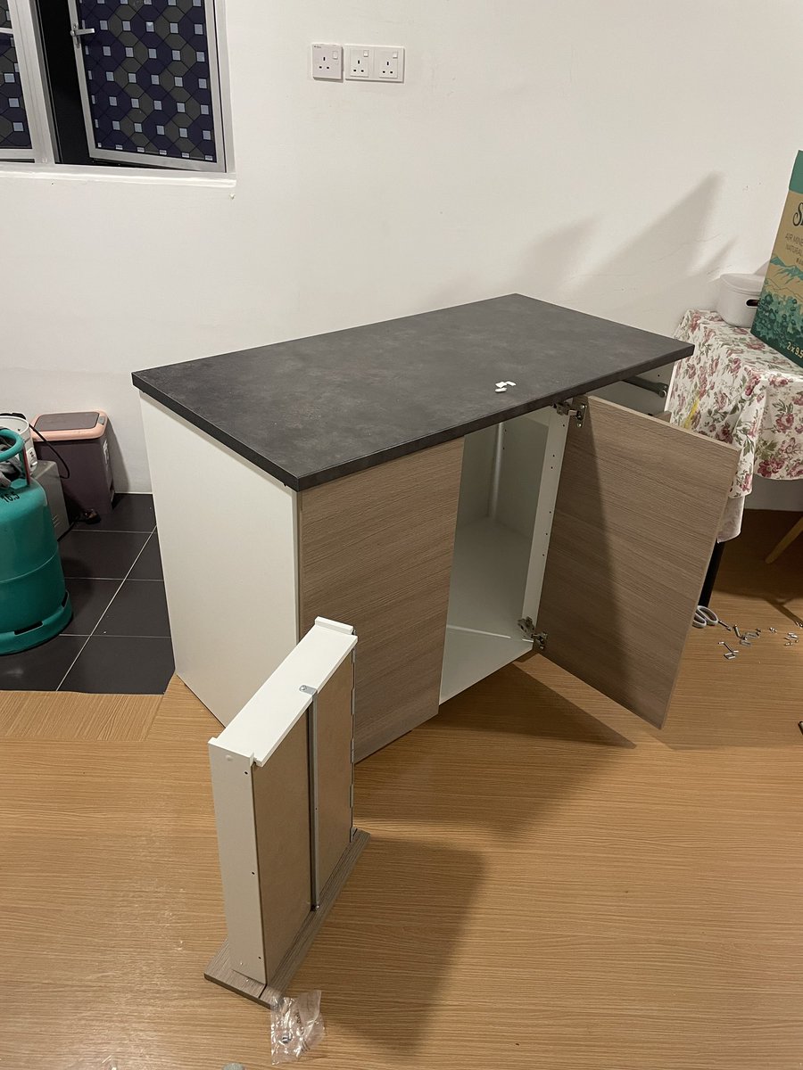 notxccurate's tweet photo. pasang benda ni je dah dekat 5 jam. kimak, asal ikea tak bagitahu benda ni kena 2 orang yang pasang? https://t.co/O1V9xPkrFA
