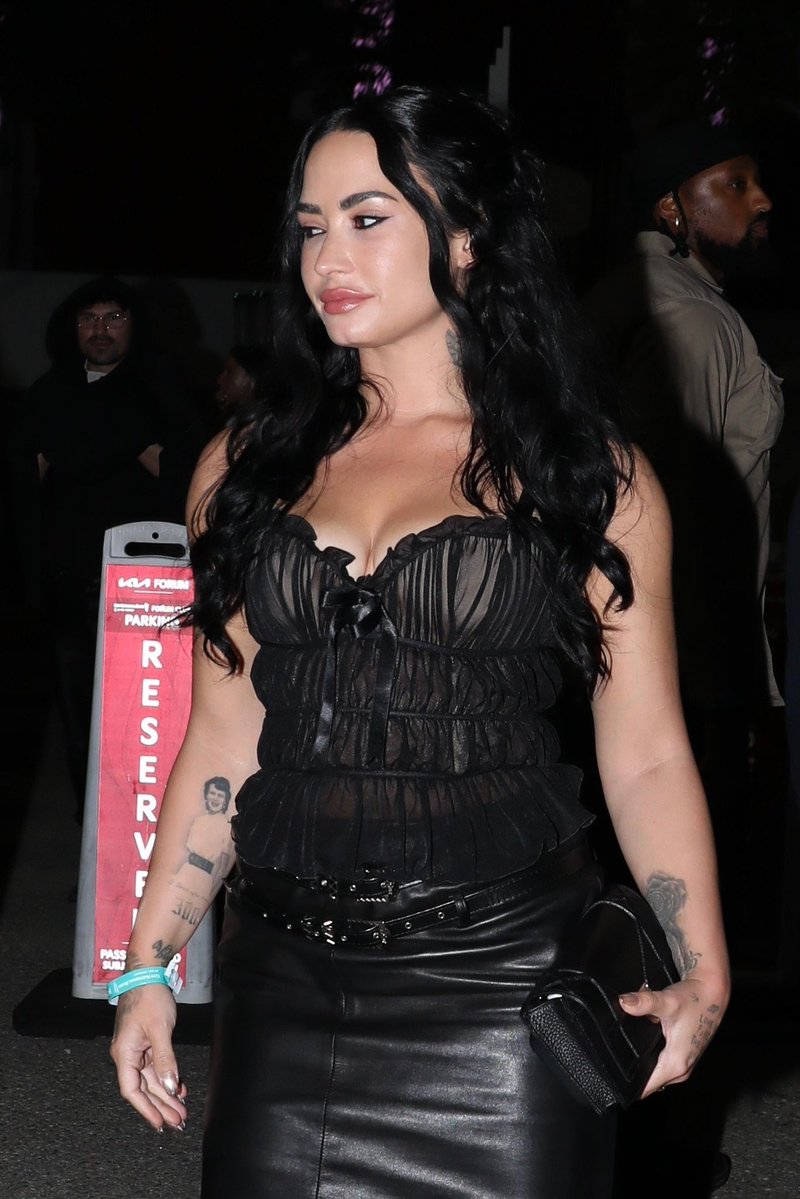 LovatoHub's tweet photo. Demi Lovato leaving Rosalia’s “LUX” tour in Los Angeles, CA - (7/1/26) https://t.co/wASpPQRcPJ