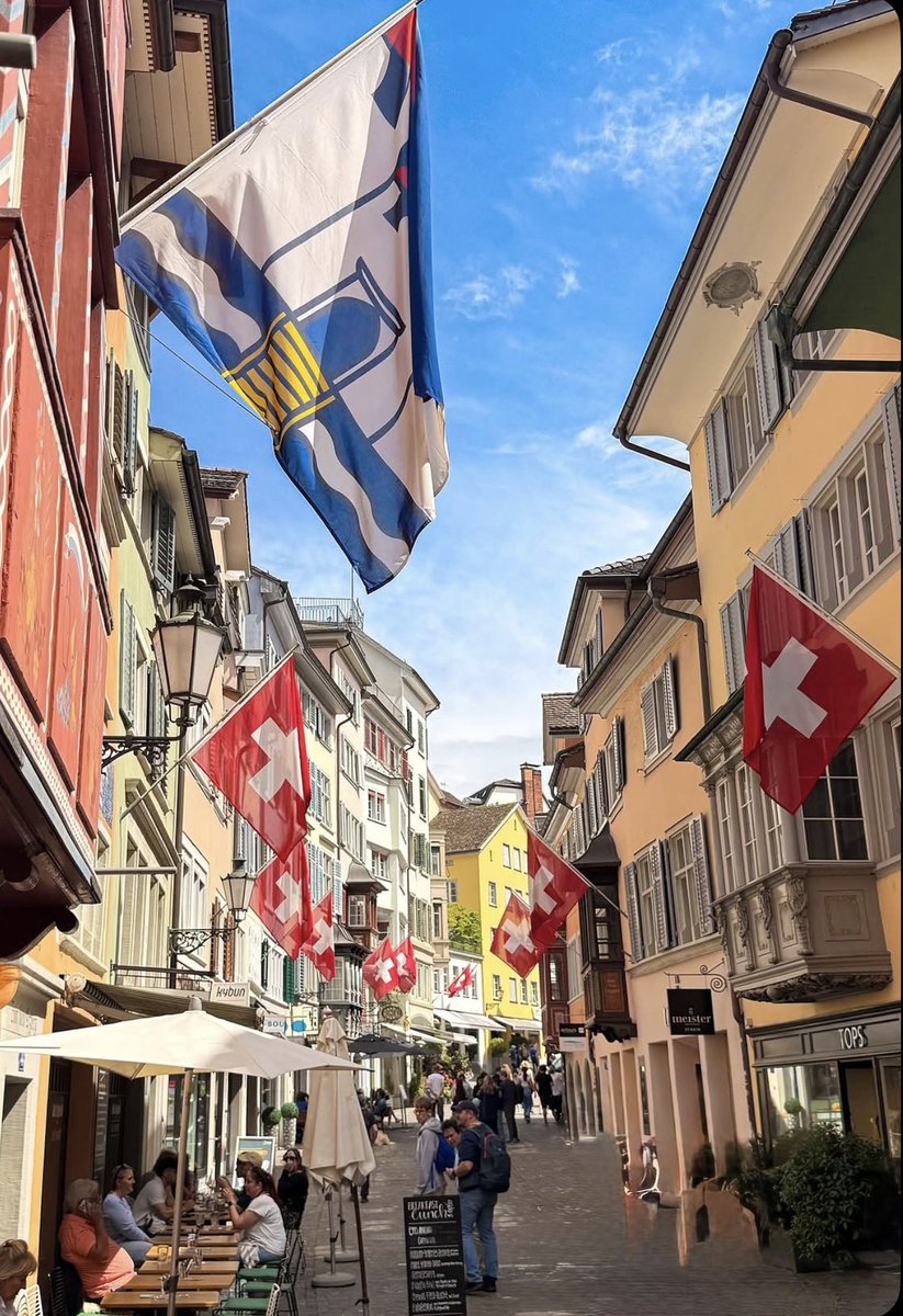 astrojoelvega's tweet photo. Estamos preparados para los dieciseisavos de final del Mundial! 
Esta noche voy a llevar aquí, en Zúrich, a mi mujer y a mi peque a cenar unas tapas españolas mientras animamos a España 🇪🇸.
Y de madrugada, en el hotel, me tocara animar, junto a mi mujer, a Suiza 🇨🇭 https://t.co/45NxDUaqa7