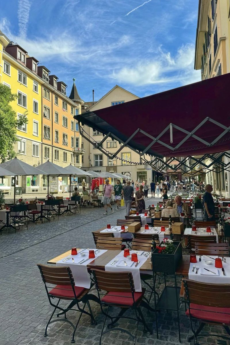 astrojoelvega's tweet photo. Estamos preparados para los dieciseisavos de final del Mundial! 
Esta noche voy a llevar aquí, en Zúrich, a mi mujer y a mi peque a cenar unas tapas españolas mientras animamos a España 🇪🇸.
Y de madrugada, en el hotel, me tocara animar, junto a mi mujer, a Suiza 🇨🇭 https://t.co/45NxDUaqa7