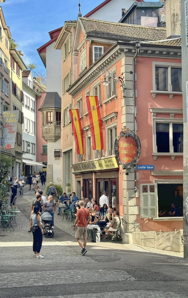 astrojoelvega's tweet photo. Estamos preparados para los dieciseisavos de final del Mundial! 
Esta noche voy a llevar aquí, en Zúrich, a mi mujer y a mi peque a cenar unas tapas españolas mientras animamos a España 🇪🇸.
Y de madrugada, en el hotel, me tocara animar, junto a mi mujer, a Suiza 🇨🇭 https://t.co/45NxDUaqa7