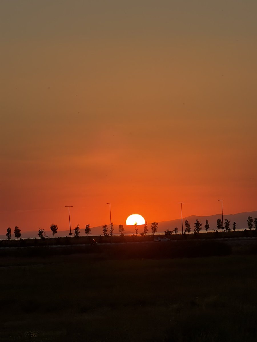 Hseynoo's tweet photo. Dünyanın en güzel güneşi Van’dadır.. 
#Wan 🌞 https://t.co/tzSUydu9Mm