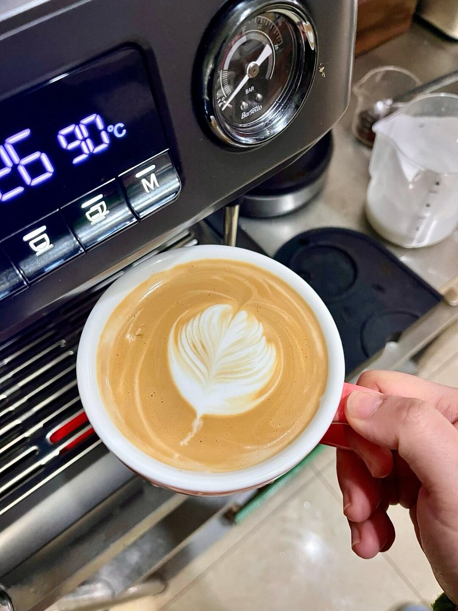 Ergoo18's tweet photo. [Just curled up with my favorite playlist and a warm latte after a long week  Small joys make the perfect chill weekend vibe ]， https://t.co/4JgyVBxArK