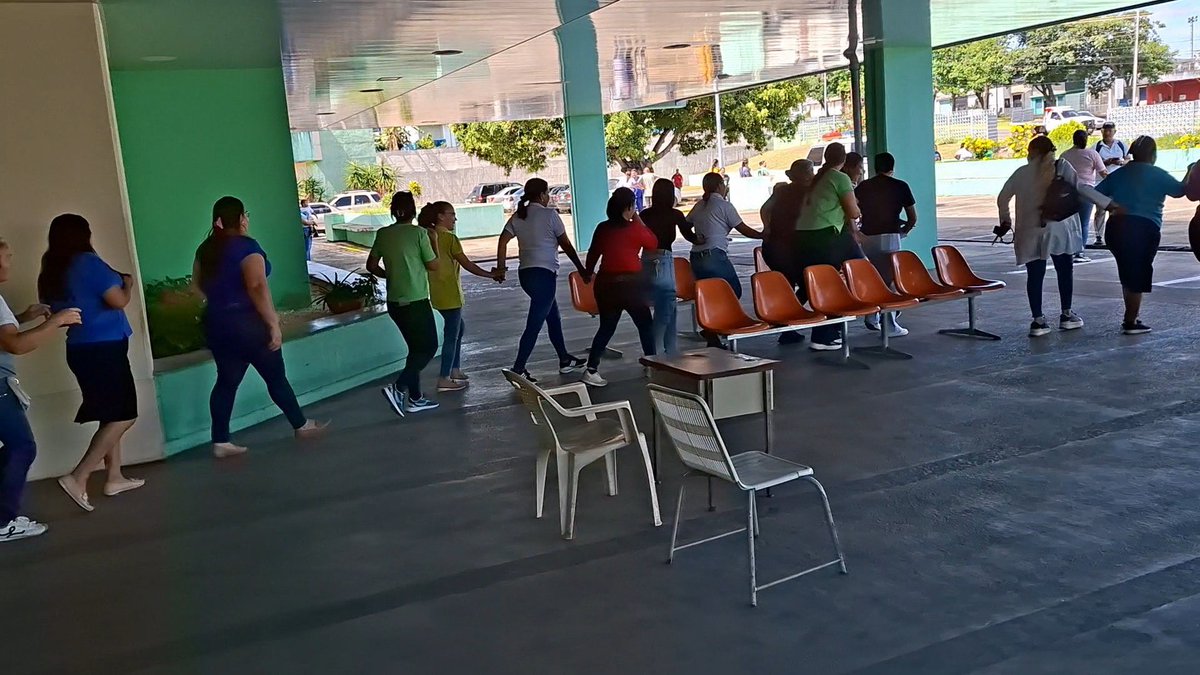 IpasmeOficial's tweet photo. Con la orientación de Protección Civil Caroní, la Unidad Médica Profª Mirelva Martínez en San Félix realizó su primer simulacro de evacuación. Nuestro personal médico, administrativo y obrero se capacita continuamente para fortalecer la cultura preventiva y de autoprotección. https://t.co/SOC2MBVrw4