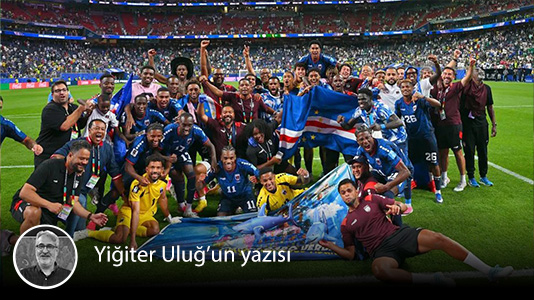 t24comtr's tweet photo. ⚽️ Vozinha, Cesaria Evora, Galeano falan filan…

📌 Futbol muhalif bir oyun. Sadece rakibe değil, insanlık tarihini yazmış “ellere” de karşı oynanıyor. Sevdalısı olduğumuz bu güzel oyun, zayıf olana başka hiçbir yarışmanın, rekabetin vermediği umudu veriyor. Bunun içindir ki, minicik Yeşil Burun’un toztoprak sahalarında çaputlardan yapılmış topların peşinde koşarak büyümüş çocuklar, kasım kasım kasılan güçlü rakiplere takkesini ters giydirebiliyor. Sanırım, bu kupayı en çok böyle hatırlayacağız…

✍️ Yiğiter Uluğ'un yazısı...

https://t.co/3S5dZ4NODw