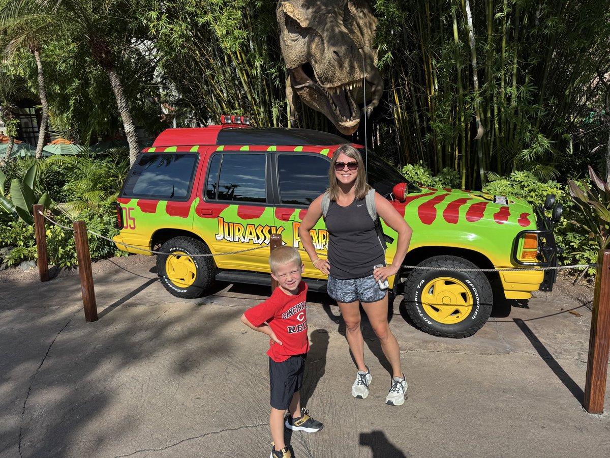 johnwaynebuzz's tweet photo. @oReoOnAir @__JonathanSmith at Universal Studios and there seems to be a need convention around the Harry Potter rides. Buzzards are more badass dinosaur fans @MarahBuzzard https://t.co/aTDHLCCAlC