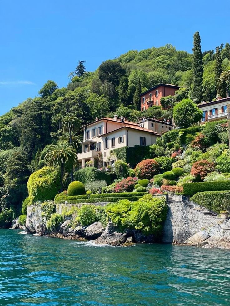 echoesofworld's tweet photo. Lake Como, Italy https://t.co/sZUh71kAtD