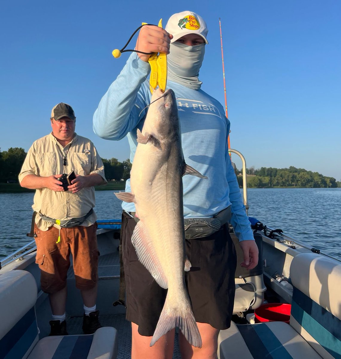 Capt_Billy_TN's tweet photo. Rare photo of me taking guests out on a fishing trip! #guidelife https://t.co/SyadAerFtj