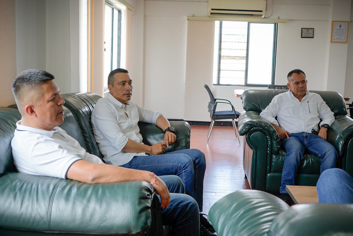 OctavioGuzmanGu's tweet photo. El diálogo, la escucha y la articulación institucional son la base de un buen gobierno. Hoy iniciamos nuestra jornada en Santander de Quilichao junto a su alcalde, Eduardo Grijalba; el alcalde de Caloto, Óscar Cifuentes; y el alcalde de Inzá, Delio Trujillo.

Evaluar avances, escuchar las necesidades de cada territorio y coordinar nuevas gestiones nos permite seguir construyendo soluciones que mejoran la calidad de vida de las comunidades. Unidos, seguimos trabajando con y para #LaFuerzaDelPueblo.
