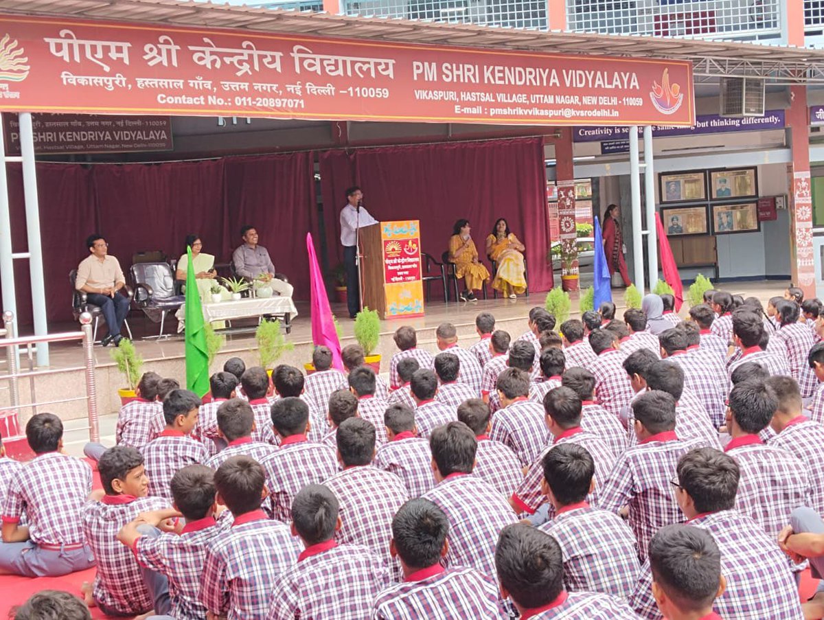 kvs_ro's tweet photo. Today, Deputy Commissioner Shri Varun Mitra visited PM SHRI KV Vikaspuri. He interacted with students and teachers, appreciated their efforts, and motivated them to strive for excellence through dedication, discipline, and continuous learning. https://t.co/3k0n8ijFjV