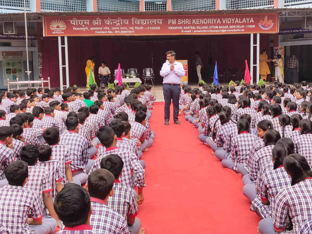 kvs_ro's tweet photo. Today, Deputy Commissioner Shri Varun Mitra visited PM SHRI KV Vikaspuri. He interacted with students and teachers, appreciated their efforts, and motivated them to strive for excellence through dedication, discipline, and continuous learning. https://t.co/3k0n8ijFjV