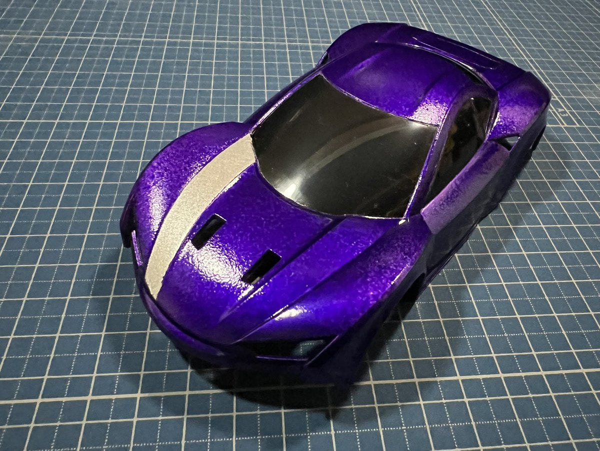SenjuAzami's tweet photo. 例のミニ四駆、ひとまず、マスキングテープを剥がすところまでは進めまして。
よりにもよって最後の紫のクリア塗料の希釈を間違えるという失敗はありましたが、一旦こんな感じでございます。
あとは軽く塗膜の端を処理して全体をお掃除したら、光沢クリアで覆って完成。
模様をつけようか悩みます。。 https://t.co/sRhU66if0x
