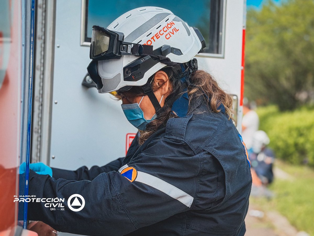 CMPCEM's tweet photo. Hace unos minutos atendimos a dos personas que sufrieron una caída en motoneta (Zaru). Ambos fueron valorados con lesiones leves.

Si te sientes cansado, distraído o no estás en condiciones de manejar, evita hacerlo y no pongas en riesgo tu seguridad ni la de los demás. https://t.co/zhZcvZOCJd