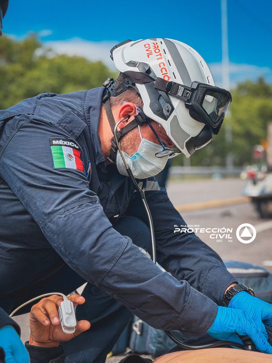 CMPCEM's tweet photo. Hace unos minutos atendimos a dos personas que sufrieron una caída en motoneta (Zaru). Ambos fueron valorados con lesiones leves.

Si te sientes cansado, distraído o no estás en condiciones de manejar, evita hacerlo y no pongas en riesgo tu seguridad ni la de los demás. https://t.co/zhZcvZOCJd