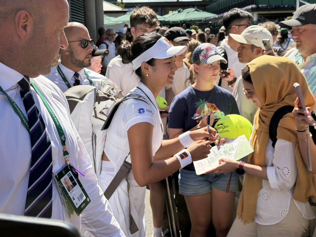 DYANCASTILLEJO's tweet photo. Eala fans troop outside court  at lahing may camera nakasunod sa kanya https://t.co/4AmKIUPtuC