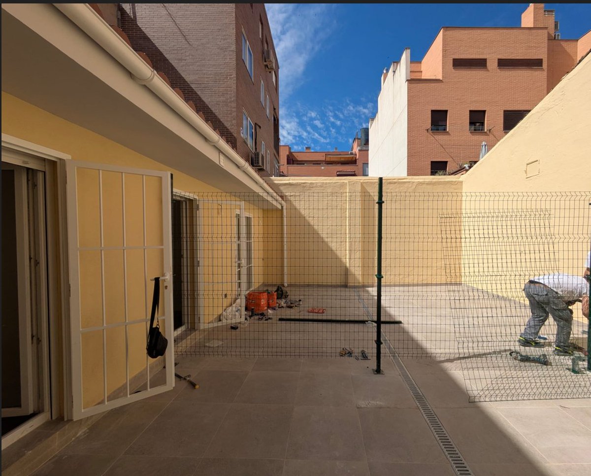 AlvaroBlazquezM's tweet photo. Compré un local vacío en C/Luis Claudio (Carabanchel) y lo he partido en dos viviendas. Cada una con su patio.

En un bajo de Madrid, el patio no es un extra: es la operación entera.

Os lo cuento a pie de obra. https://t.co/noxRVBJwe8
