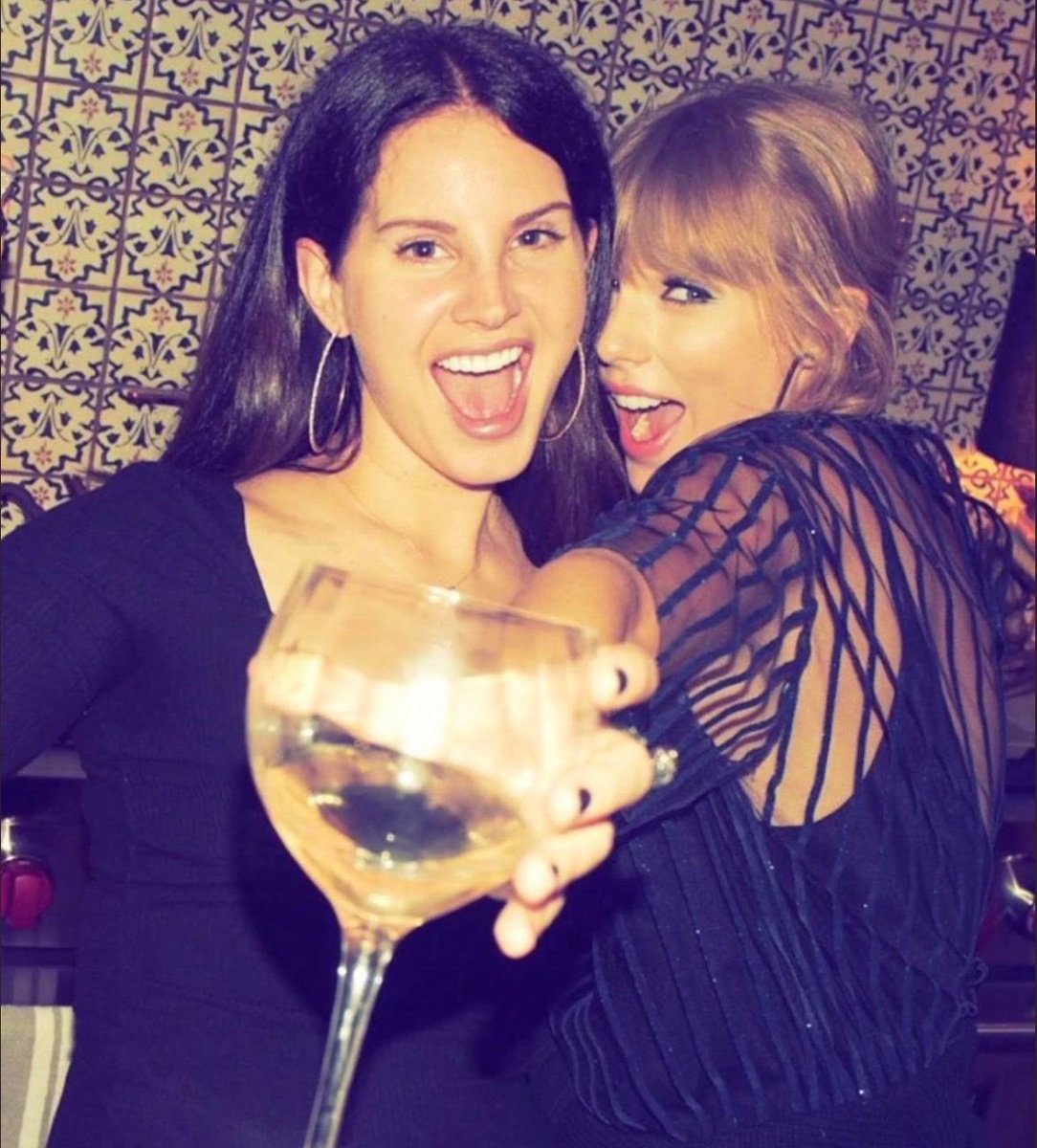 PopCrave's tweet photo. Lana Del Rey has 63% odds of attending Taylor Swift and Travis Kelce’s wedding, according to Polymarket traders. https://t.co/mWzn0ajdNQ