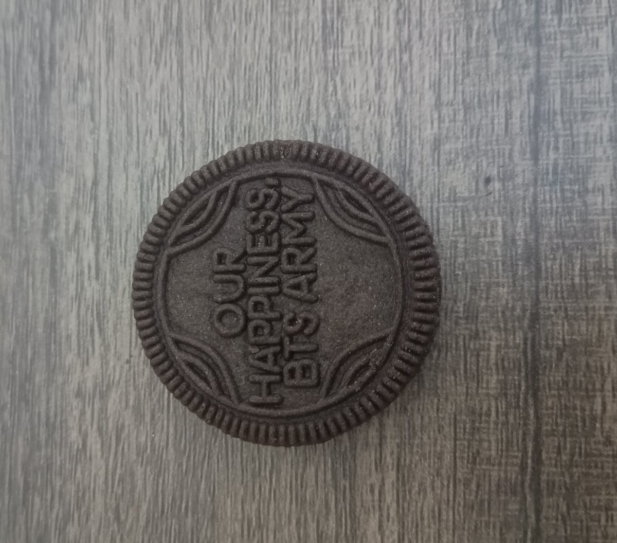 Windlove03's tweet photo. so....you're gonna laugh at me. but I had bought oreo packet NOT BTS ONES cause there were none in my area, just a tiny nook grocery shop. didn't realise and I ate the tiny packet only to realise the last one had this...YOU MEAN TO SAY THERE WERE MORE AND I DIDN'T SEE THEM??? https://t.co/SlKYpefib0