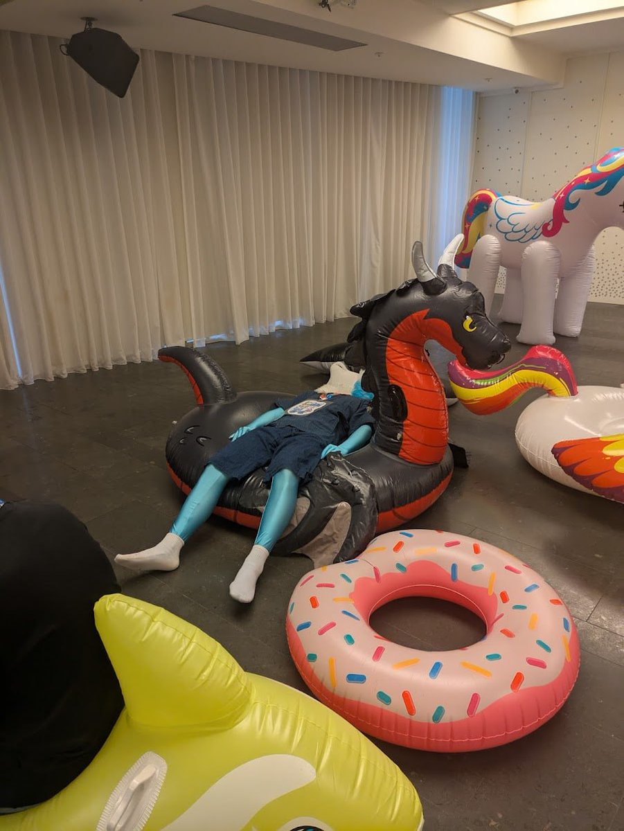 Reyan_Wolf's tweet photo. まだ荷物を片付ける気になれない…

#FursuitFriday 
#UTFG2026 https://t.co/XzhqqiU62b