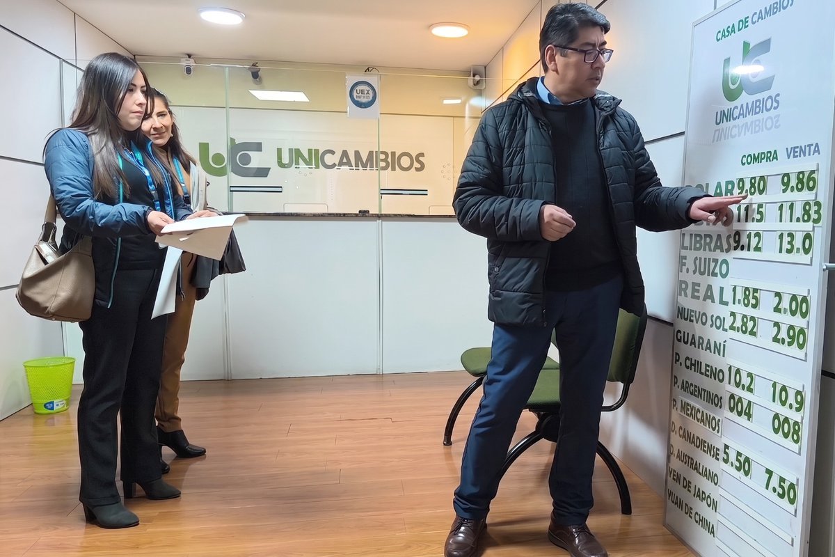 ContBolivia's tweet photo. La Autoridad de Supervisión del Sistema Financiero #ASFI intensificó los controles en casas de cambio de todo el país para verificar el cumplimiento del tipo de cambio oficial y evitar prácticas especulativas en la compra y venta de dólares.

#ASFI #Dólar #TipoDeCambio https://t.co/k5uKWTqaJX