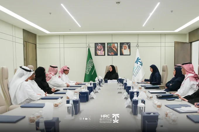 استقبلت معالي رئيس #هيئة_حقوق_الإنسان د. هلا بنت مزيد التويجري، رئيس مجلس إدارة جمعية اطمئن لتعزيز الصحة النفسية، د. مناحي الشيباني، حيث جرى خلال اللقاء بحث سبل تعزيز التعاون والتنسيق بين الجانبين، واستعراض عددٍ من الموضوعات ذات الاهتمام المشترك في مجالي حقوق الإنسان والصحة النفسية. كما شملت الزيارة جولة في #معرض_حقوق_الإنسان، تعرّف خلالها على أبرز المحطات الحقوقية والتشريعية في المملكة، وجهود الهيئة في تعزيز وحماية حقوق الإنسان.