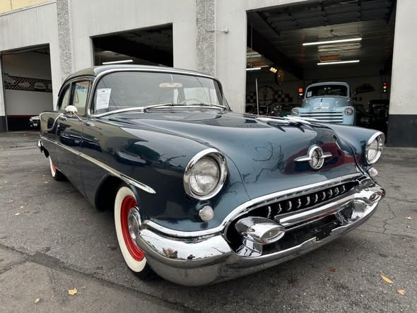 Victoria86lz1's tweet photo. 1955 Oldsmobile 88 2 door sedan https://t.co/dBDHI70eig
