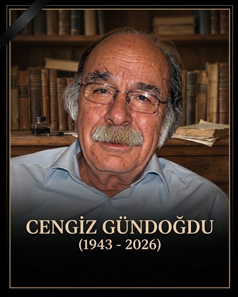 mhrpolat's tweet photo. 1998 yılıydı. Daha gencecik çocuklarız. 

Neyi, nasıl düşünebileceğimizi; kültür, tarih, medeniyet ve insanlık üzerine gerçekten tutunabilecek bir dal ararken, üniversitede yarım yamalak öğrendiklerimizin yetmediği o günlerde, Cengiz Gündoğdu Hoca ile karşılaşmıştım. Onun o ufuk açan soru ve eleştiri kitaplarının, küçücük dünyamıza nasıl büyük bir ışık yaktığını bugün gibi hatırlıyorum.

Ne yazık ki Cengiz Gündoğdu’yu kaybettiğimizi İstanbul dışında az önce öğrendim. Onun o bıyığı, saçı birbirine karışmış o güzel yüzü; kültüre, insana ve topluma bakışında gösterdiği samimi, saf, dupduru hümanist anlayışı gözümün önünden gitmiyor. Tarihten bize nice özel insanla ilgili anlattığı anekdotlar ve başlattığı o felsefeye giriş derslerinde, Antik Çağ felsefesinden bugüne taşıyarak öğrettiği muazzam bilgiler paha biçilemezdi.

Cengiz Gündoğdu; bu ülkede sanatın ve kültürün “star sistemiyle”, piyasa ilişkileriyle kirlenmesine, adeta insanlığın en önemli gücü olan felsefenin ve sanatın zapt edilmiş olmasına karşı çok büyük bir itirazdı. Bu çürümeye karşı gösterdiği o haklı öfkeyle ve İnsancıl dergisi çevresinde yıllarca omuzladığı o tavizsiz insancıl mücadeleyle gönlümüzde taht kurmuştu.

Bize verdiğin her şey için çok teşekkürler Cengiz Hocam... Bu ülkeyi çıkarsız sevmenin, bitmek bilmez bir emek vermenin; kuşaklara bilgi, görgü, kültür ve derinlikli tartışmalar taşımanın çok değerli bir ismi, büyük bir ustası aramızdan ayrıldı.

Ve tarihin ne garip, ne acı bir cilvesidir ki; çok dikkatli bakan gözler, bugün (2 Temmuz 2026) veda ettiğimiz Cengiz Gündoğdu’nun, bundan tam 33 yıl önce bugün, 2 Temmuz 1993’te Sivas Madımak Oteli’nde mahsur kalan aydınlarımızdan biri olduğunu da fark edecektir.

Başımız sağ olsun... 

#cengizgündoğdu