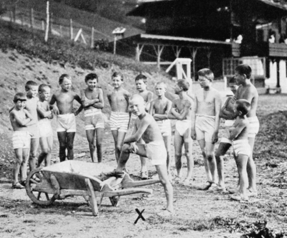 AlpacaAurelius's tweet photo. photos from heliotherapy clinics in the 1950s 

before we were terrified of the sun https://t.co/uC4Lw8faLS