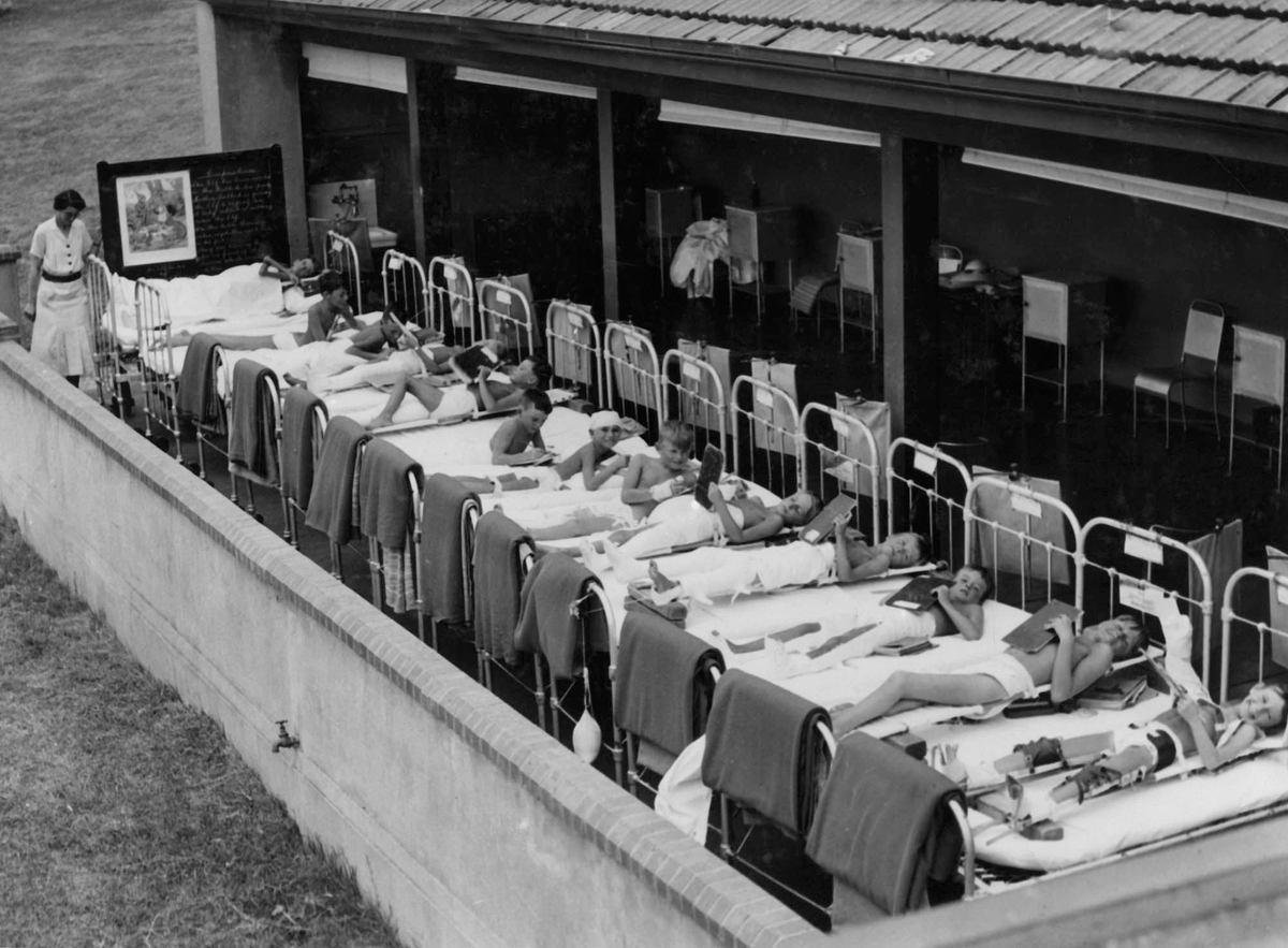 AlpacaAurelius's tweet photo. photos from heliotherapy clinics in the 1950s 

before we were terrified of the sun https://t.co/uC4Lw8faLS