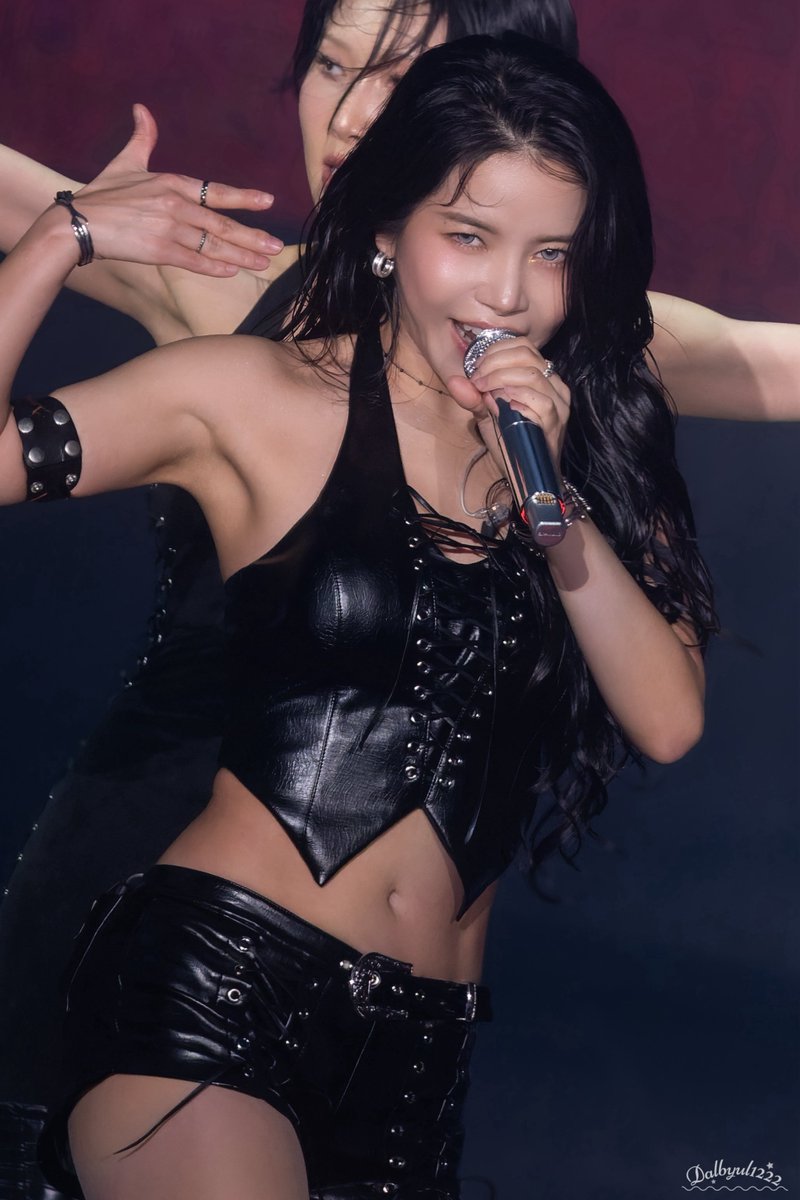 DragonKazoo77's tweet photo. Solar's stage presence is insane, even a photo like this makes me scream! https://t.co/a61ih01KGY