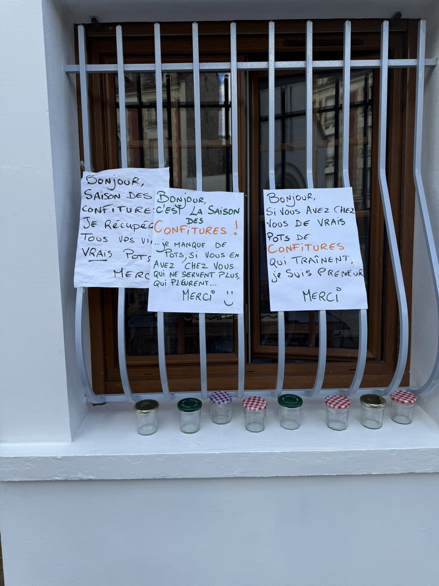 Huntersavant's tweet photo. Je viens de voir ca à Paris c’est trop mignon y’a plein de gens qui ont donné des pots https://t.co/ER8zy2wmpR
