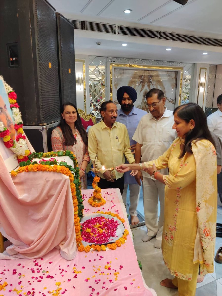 KailashSankla's tweet photo. भारतीय जनसंघ के संस्थापक, प्रखर राष्ट्रवादी एवं राष्ट्र की एकता और अखंडता के लिए अपना सर्वस्व समर्पित करने वाले श्रद्धेय डॉ. श्यामा प्रसाद मुखर्जी जी के राष्ट्र निर्माण में अमूल्य योगदान पर @bjp4westdelhi द्वारा विकासपुरी स्थित अनुभव बैंक्वेट हॉल में आयोजित "विचार गोष्ठी" में रहा https://t.co/U0Jou0W5sv