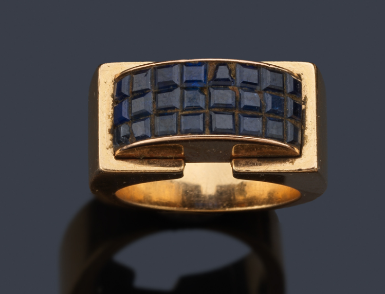 SUBASTASSEGRE's tweet photo. De 2.200 a nada menos que 14.000 euros ha subido este anillo de VAN CLEEF &amp; ARPELS con motivo central curvado con zafiros calibrados en engaste invisible (Serti Mysterieux) en montura de oro amarillo de 18K. Firmado, número 8, de los años '70.
https://t.co/zHysfFQVe1 https://t.co/vzjpNAgXjA