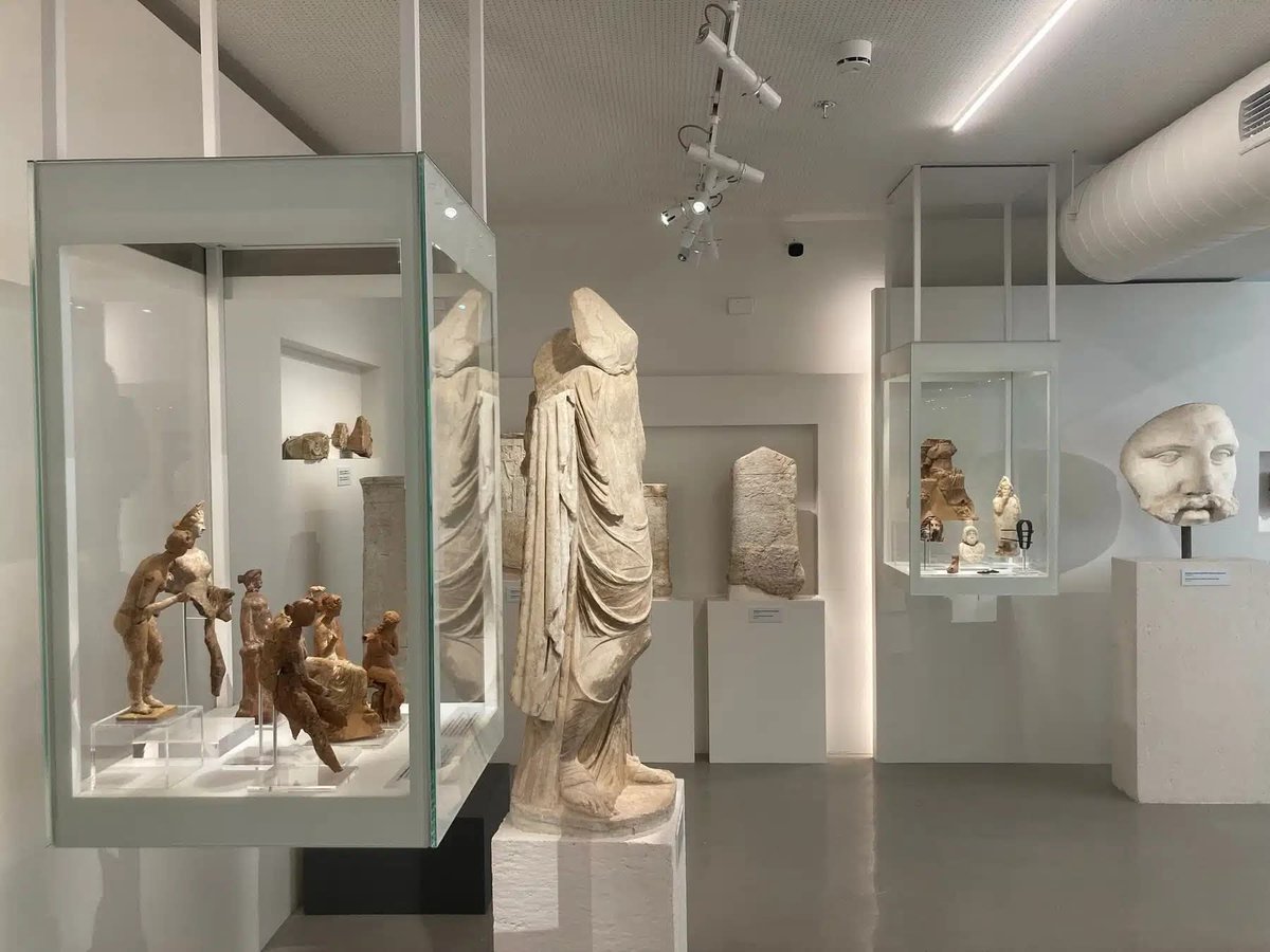 Lucius_Gellius's tweet photo. Après 12 ans de travaux le musée d' #Argos en #Grèce vient de réouvrir ses portes au public.  Sa surface d'exposition a doublé, passant à près de 1000 m2, permettant d'exposer ses belles collections retraçant l'histoire antique de la région des Argolides,  des Mycéniens aux Romains!

📸 Ministère grec de la Culture