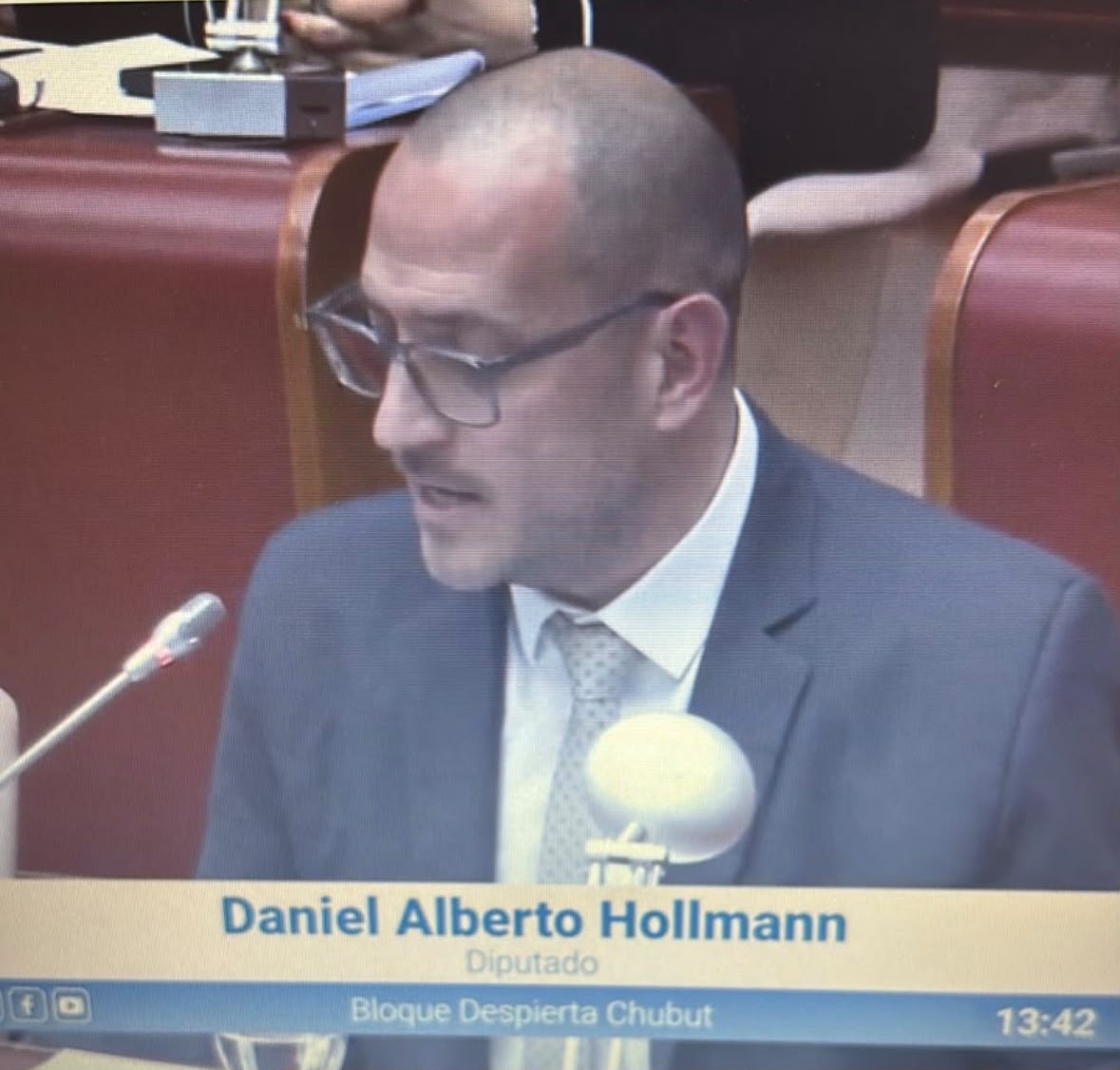 Maiteluque's tweet photo. Qué vergüenza que el presidente del bloque @DanielHollmann5 tenga q leer lo que andá a saber quién le escribió.  No sabe como explicar ni justificar el pasivo ambiental q va a quedar en Comodoro. Cómo vas a explicar en la Cordillera la Minería que te va a pedir @NachoTorresCH? https://t.co/ZNuU6BdzOa