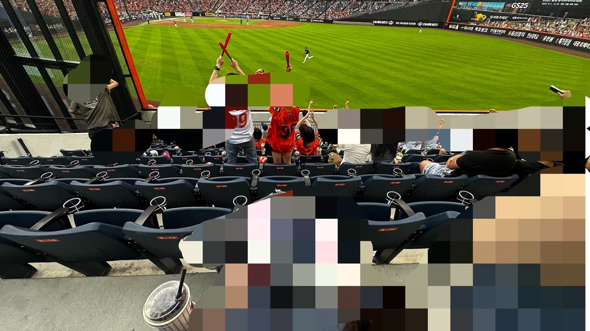 S2letterS2's tweet photo. 정말 신기하다…평일에 야구장 오픈런 뛰는 사람들이 이렇게 많다는 것이…(지는;;)
재입장도장이분미치셨나…옷에 이렇게 묻는고…?
아진짜점수꼬라지꿈인가
자리를 유기하고 외야로 왔는데 덩그러니 지옥을 감당해야 했듬…

좆같은 일(+4): 보시는 모든 것이 좆같읍니다 https://t.co/hQbfAxdasK
