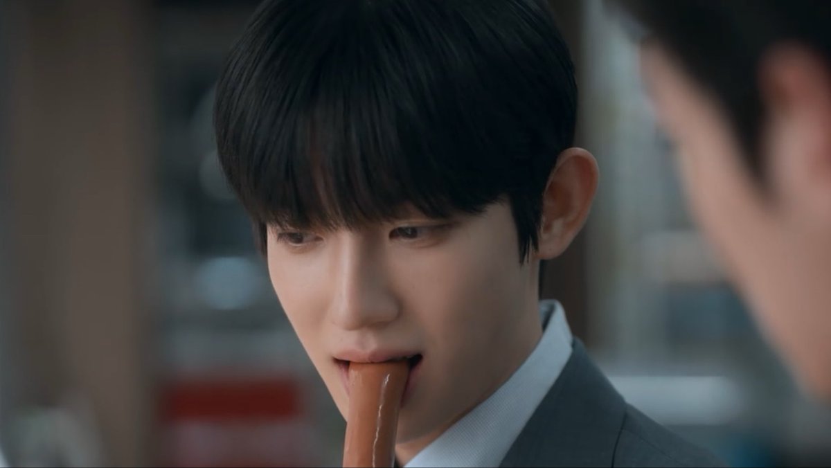 dearsoobhao's tweet photo. this crazy man was just looking at chaeha’s mouth the whole time he fed him the hotdog

#TheProsecutorsProposal https://t.co/jUGYiKUCiB