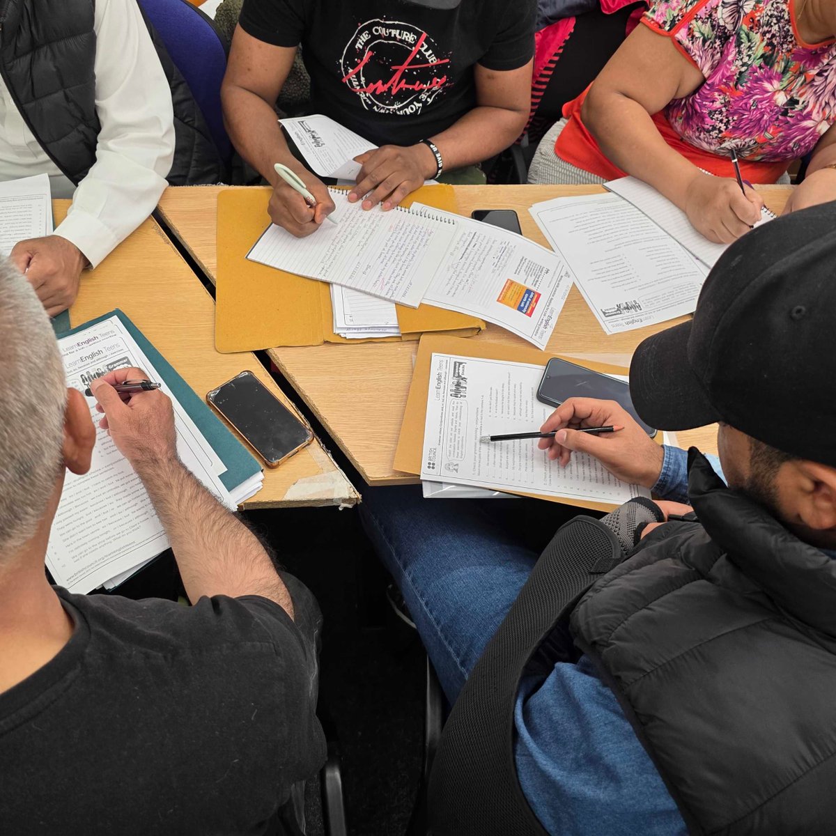 CAS_rochdale's tweet photo. Today's ESOL workshop helped learners build practical English for everyday life &amp; work. They practised job application emails, explored conjunctions &amp; learnt with @BritishCouncil Learn English.

Thanks to our learners, tutors, &amp; volunteers 💙

#casrochdale #esolclass https://t.co/8TJKHx0liO