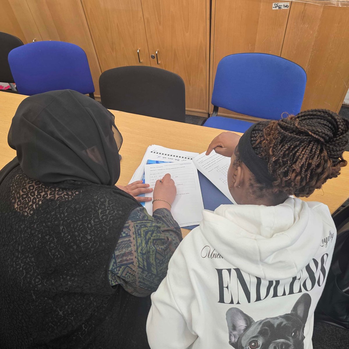 CAS_rochdale's tweet photo. Today's ESOL workshop helped learners build practical English for everyday life &amp; work. They practised job application emails, explored conjunctions &amp; learnt with @BritishCouncil Learn English.

Thanks to our learners, tutors, &amp; volunteers 💙

#casrochdale #esolclass https://t.co/8TJKHx0liO