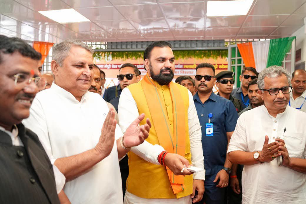 UDHDBIHAR's tweet photo. माननीय मुख्यमंत्री श्री @samrat4bjp के कर-कमलों द्वारा मलाही पकड़ी मेट्रो स्टेशन का उद्घाटन एवं टिकट काउंटर पर राष्ट्रीय कॉमन मोबिलिटी कार्ड (NCMC) सुविधा का शुभारंभ किया गया।
#PatnaMetro #NCMC
#UrbanDevelopment #PublicTransport
#DigitalIndia #MetroForPatna
@VijayKChy https://t.co/LdRuk4ETXA