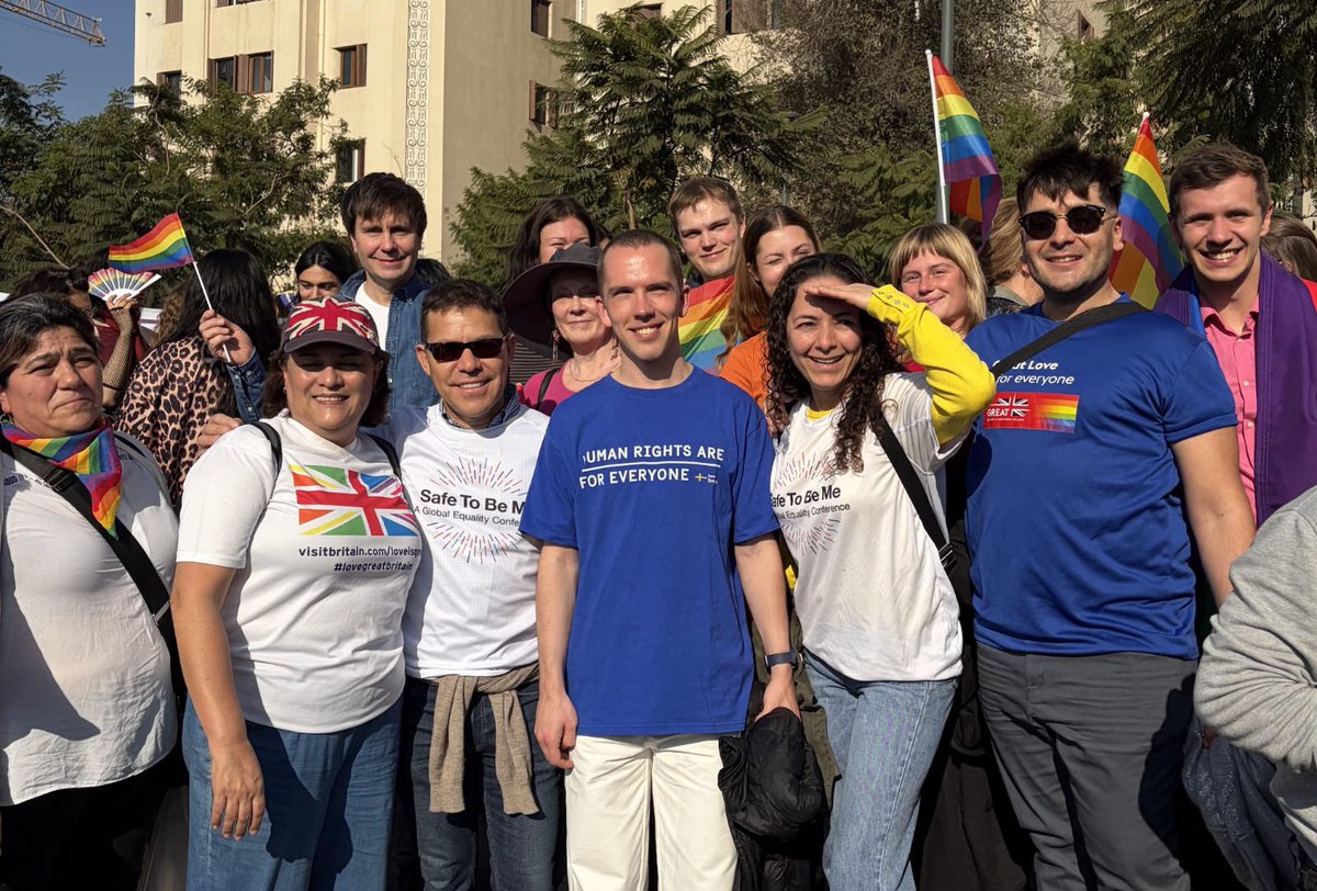 UKinChile's tweet photo. 🏳️‍🌈 Cerramos el #MesdelOrgullo con nuestra participación en la #MarchadelOrgullo2026 organizada por @Movilh e @IgualesChile, ocasión en que expresamos una vez más nuestro apoyo a las personas LGBTIQA+ y al derecho que todos tenemos a amar a quien queramos. ❤️

#Pride #LoveisLove https://t.co/w7Ohh9Xw0B
