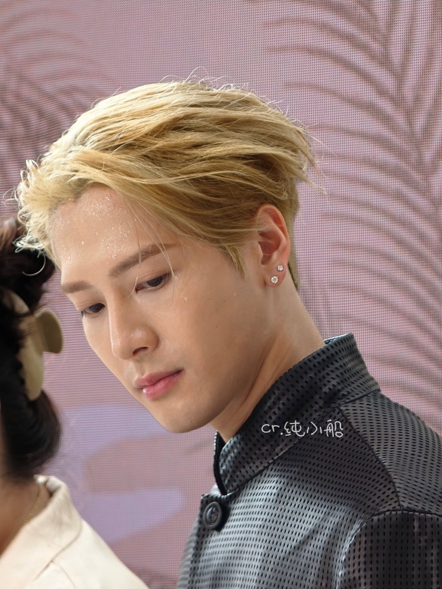 Dreampenpen0125's tweet photo. Sweating so much 🥹😂 
As he is HOT 🔥😎

#Jacksonwang 
Cr. Logo 
More in the comments. https://t.co/7Q0Dq0S6fX